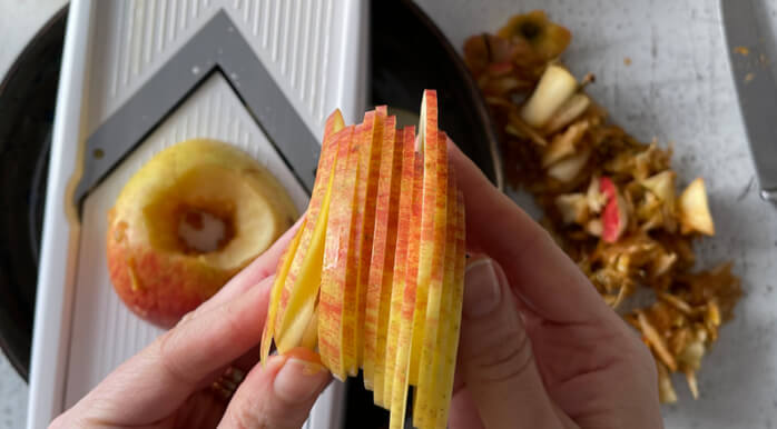 Rezine jabolk za sušenje naj bodo narezane enakomerno. Uporabite rezalnik rezinar.