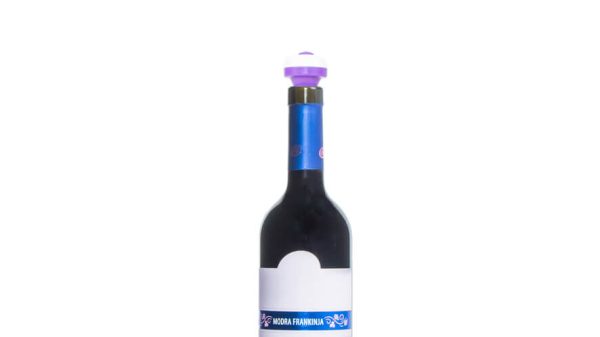Vijolični vakuumski zamašek na steklenici vina na belem ozadju.