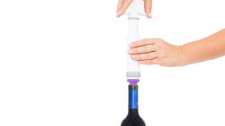 Vijoličen vakuumski zamašek za vino na steklenici-prikaz vakuumiranja